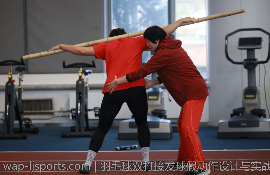 羽毛球双打接发球假动作设计与实战应用全面解析